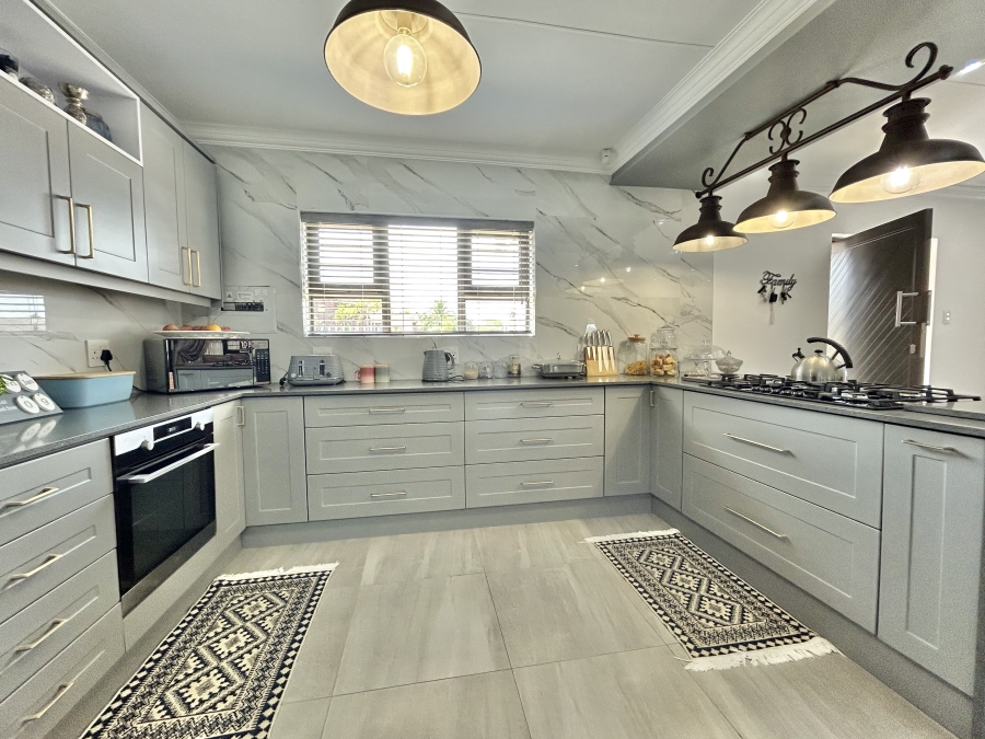 4 Bedroom Property for Sale in Wavecrest Eastern Cape